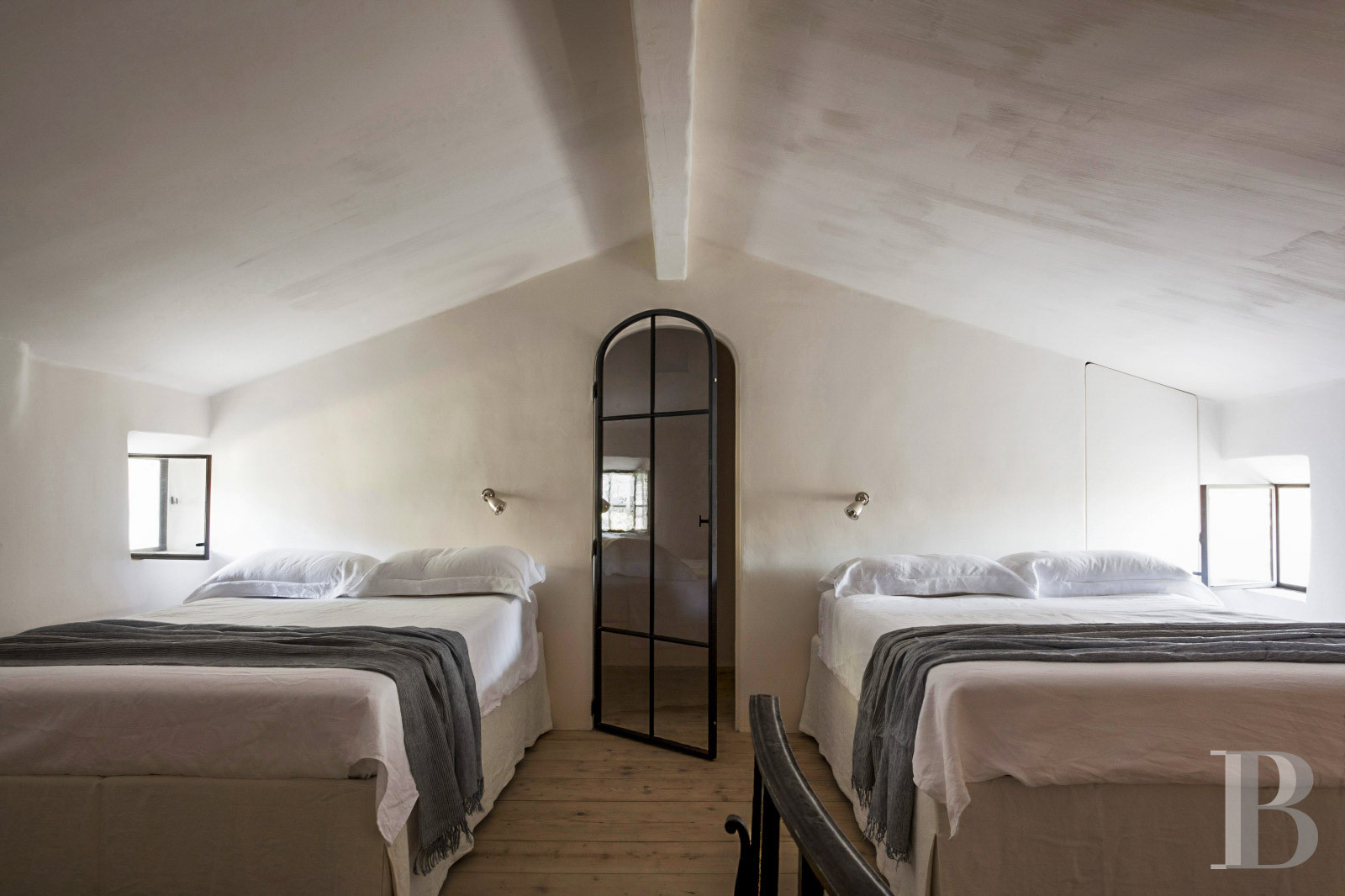 Dans les Bouches-du-Rhône, entre Avignon et Arles, une maison de village des 13e et 14e siècles - photo  n°15